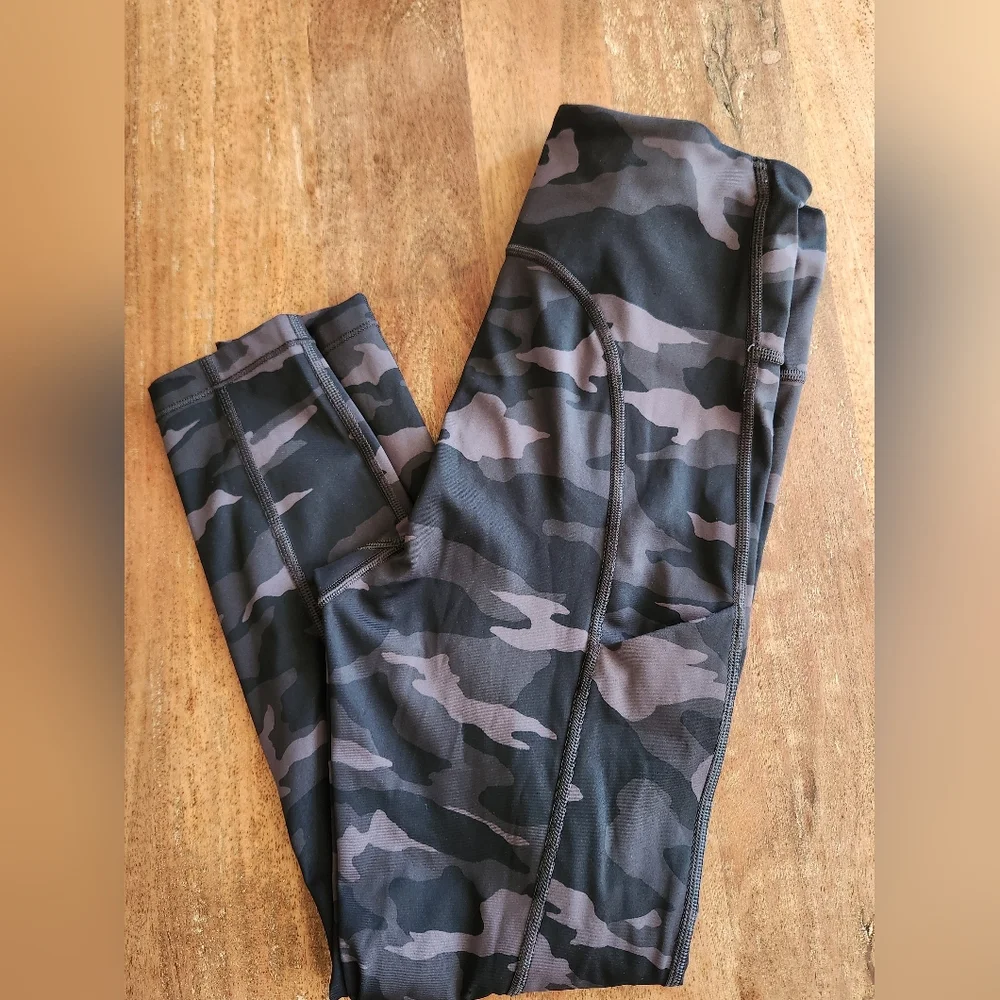 Athleta Ultimate 7/8 Tight Stash Pocket Legging In Black & Gray Camo S